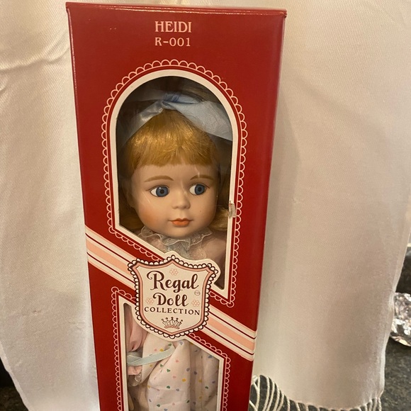 Regal Doll Collection Heidi R-001 - Picture 3 of 3